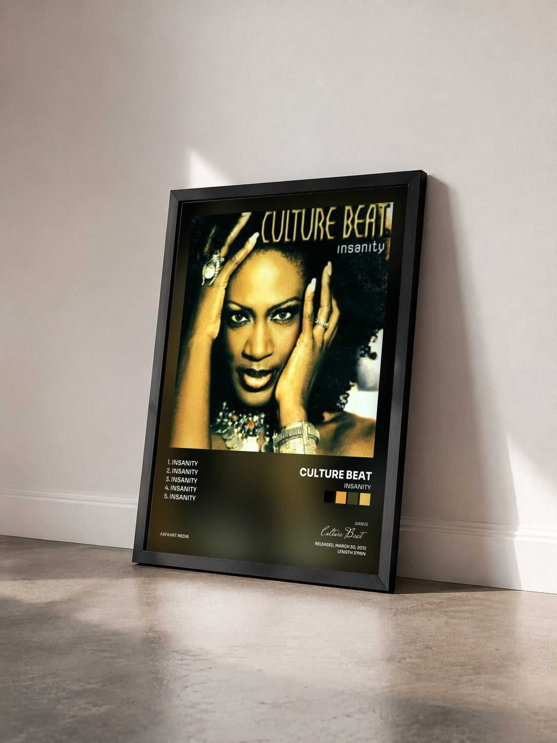#noir Tableau de l'album Insanity de Culture Beat vu de trois quarts, cadre noir