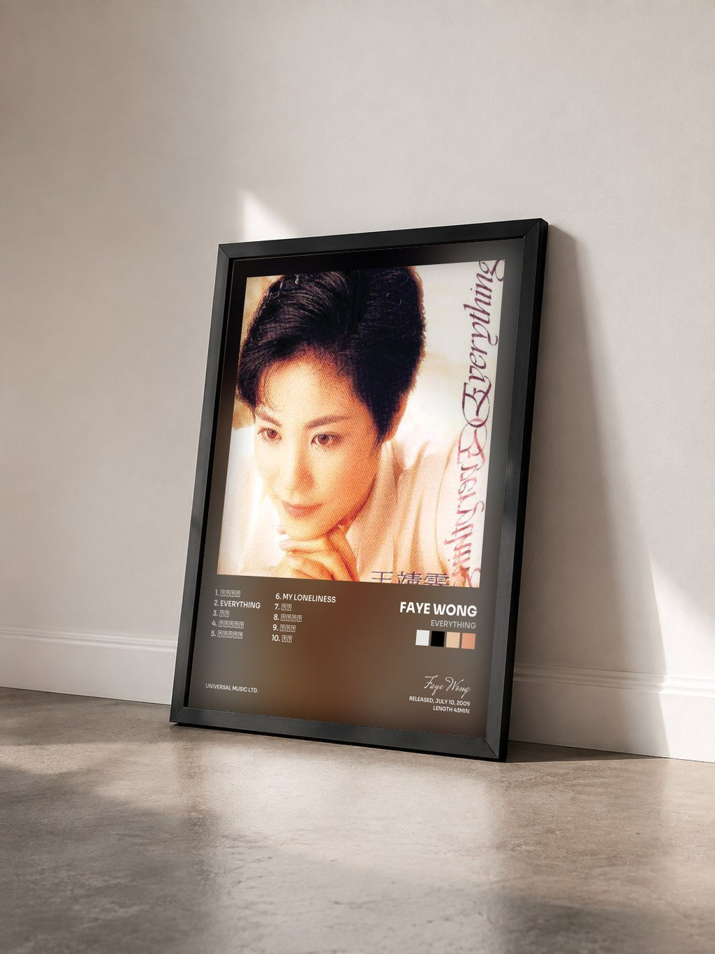 #noir Tableau de l'album Everything de Faye Wong vu de trois quarts, cadre noir