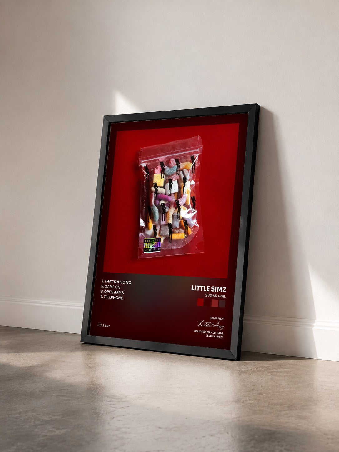 #noir Tableau de l'album Sugar Girl de Little Simz vu de trois quarts, cadre noir