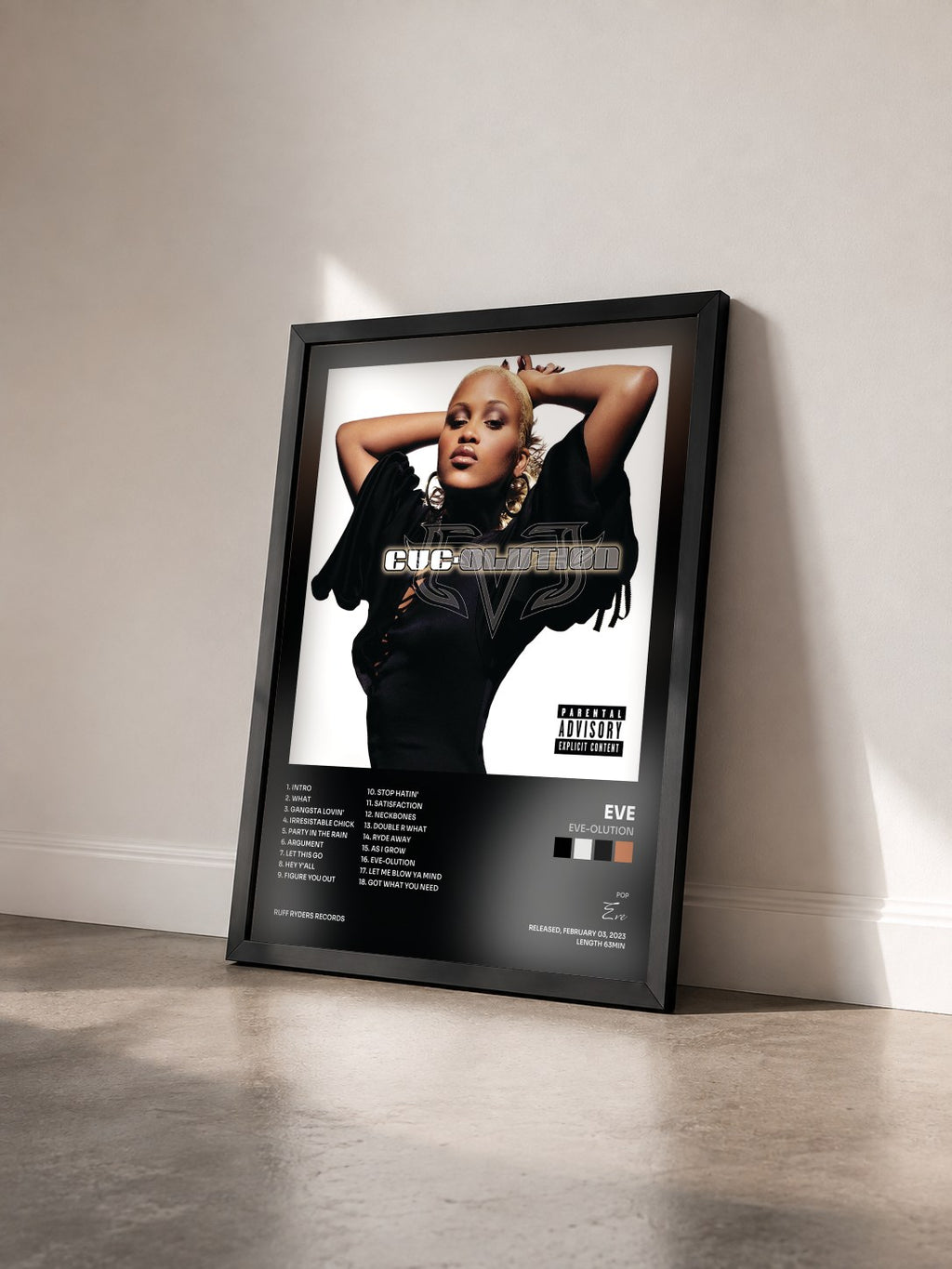 #noir Tableau de l'album Eve-Olution de Eve vu de trois quarts, cadre noir