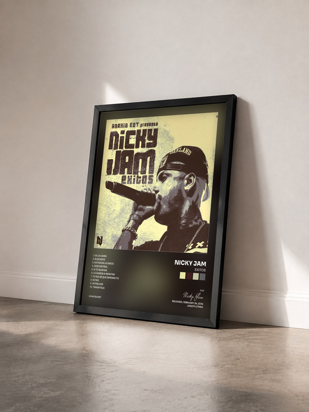 #noir Tableau de l'album Exitos de Nicky Jam vu de trois quarts, cadre noir