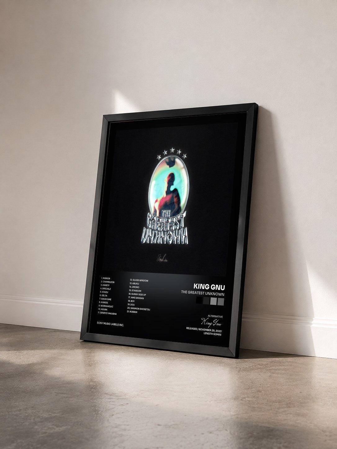 #noir Tableau de l'album THE GREATEST UNKNOWN de King Gnu vu de trois quarts, cadre noir