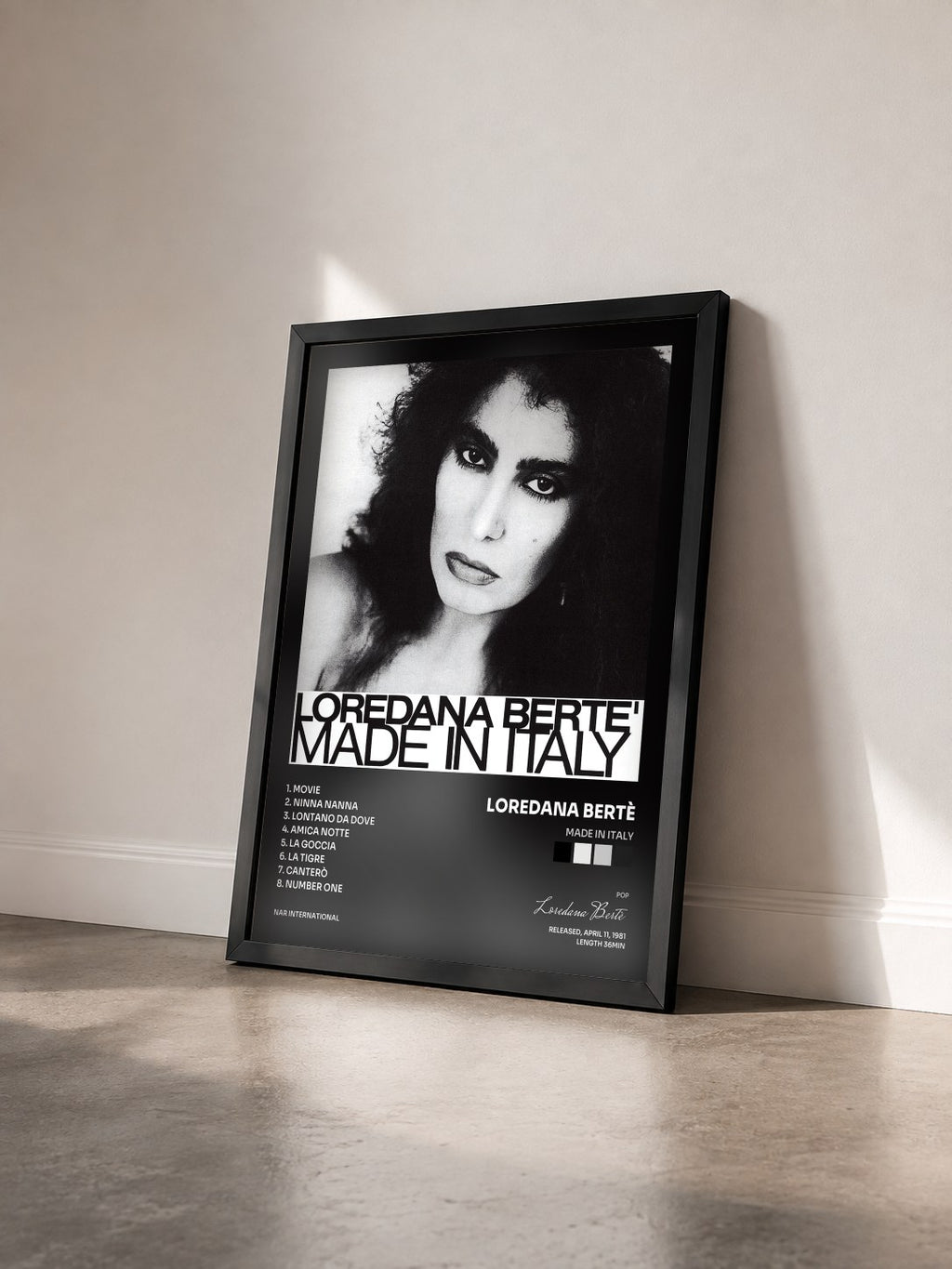 #noir Tableau de l'album Made In Italy de Loredana Bertè vu de trois quarts, cadre noir