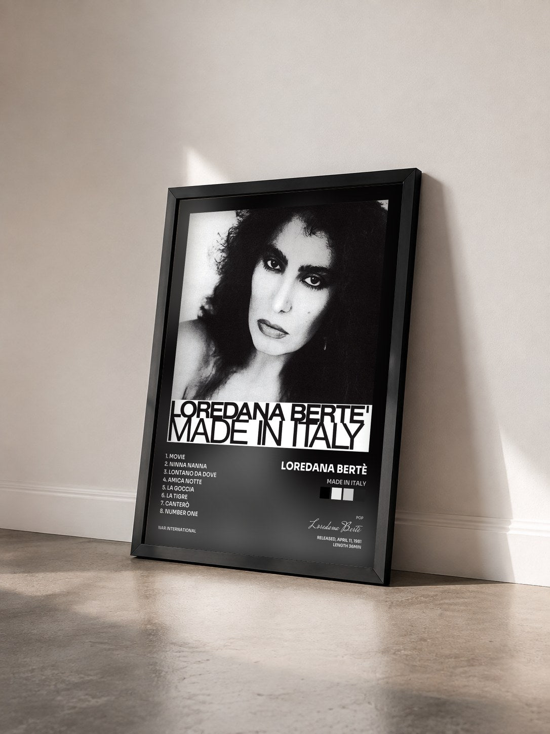 #noir Tableau de l'album Made In Italy de Loredana Bertè vu de trois quarts, cadre noir