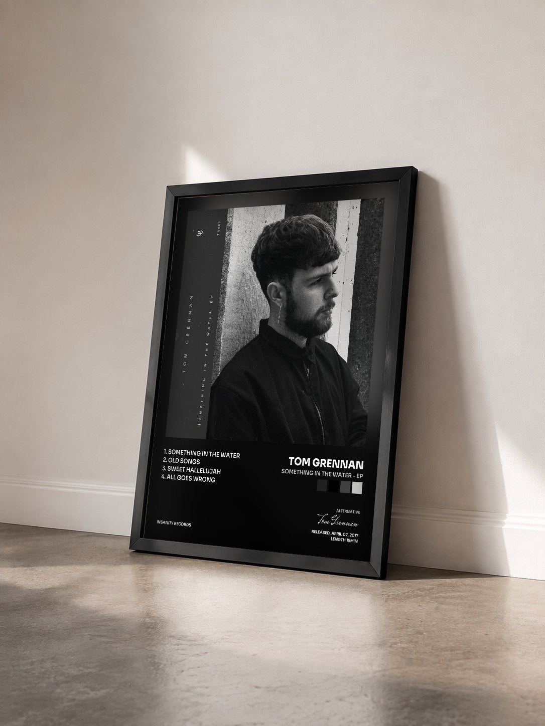 #noir Tableau de l'album Something in the Water - EP de Tom Grennan vu de trois quarts, cadre noir