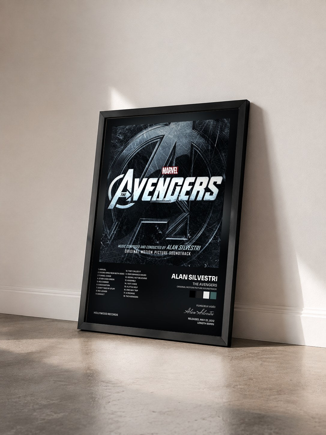 #noir Tableau de l'album The Avengers (Original Motion Picture Soundtrack) de Alan Silvestri vu de trois quarts, cadre noir