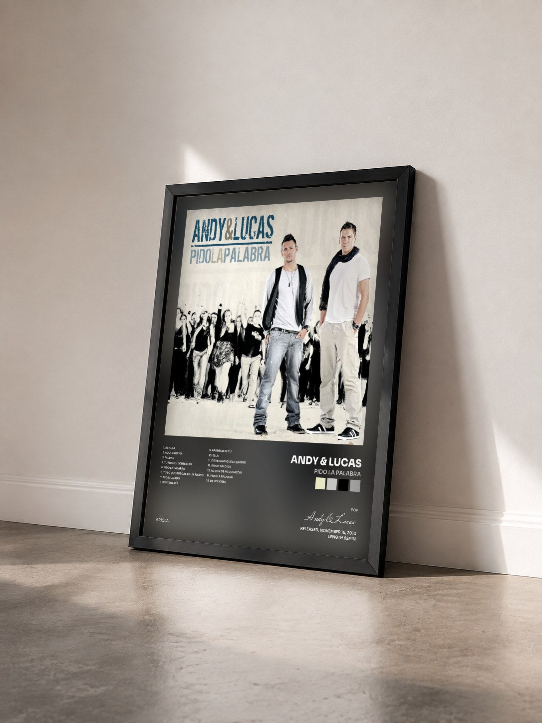 #noir Tableau de l'album Pido La Palabra de Andy & Lucas vu de trois quarts, cadre noir