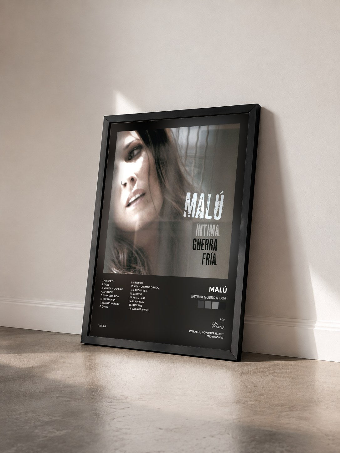 #noir Tableau de l'album Intima Guerra Fria de Malú vu de trois quarts, cadre noir