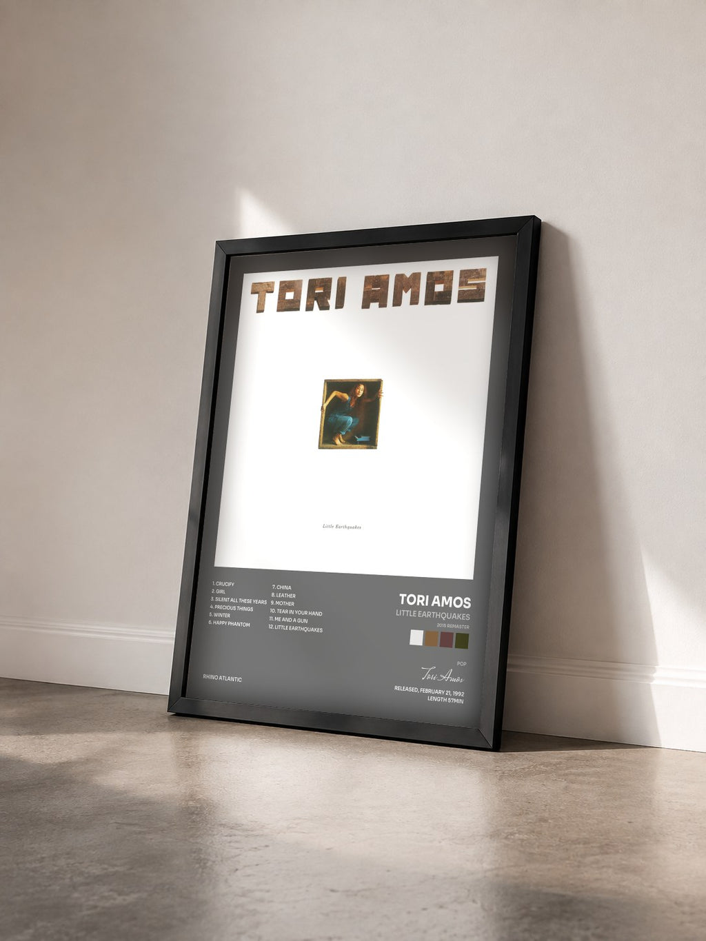 #noir Tableau de l'album Little Earthquakes (2015 Remaster) de Tori Amos vu de trois quarts, cadre noir