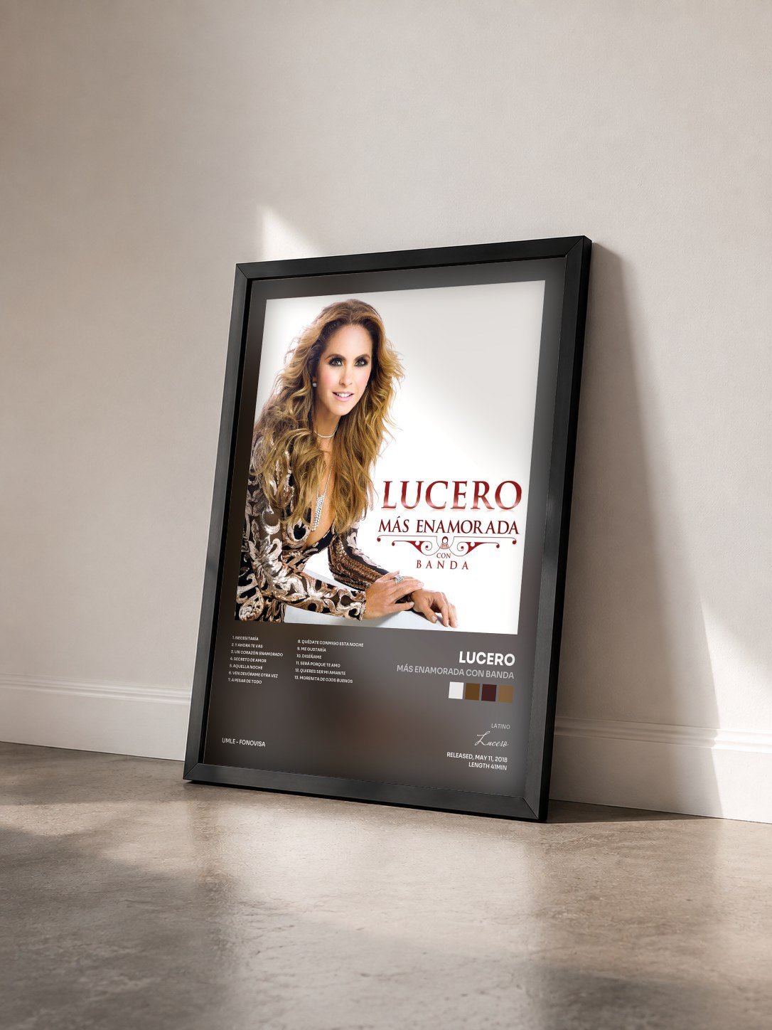 #noir Tableau de l'album Más Enamorada Con Banda de Lucero vu de trois quarts, cadre noir