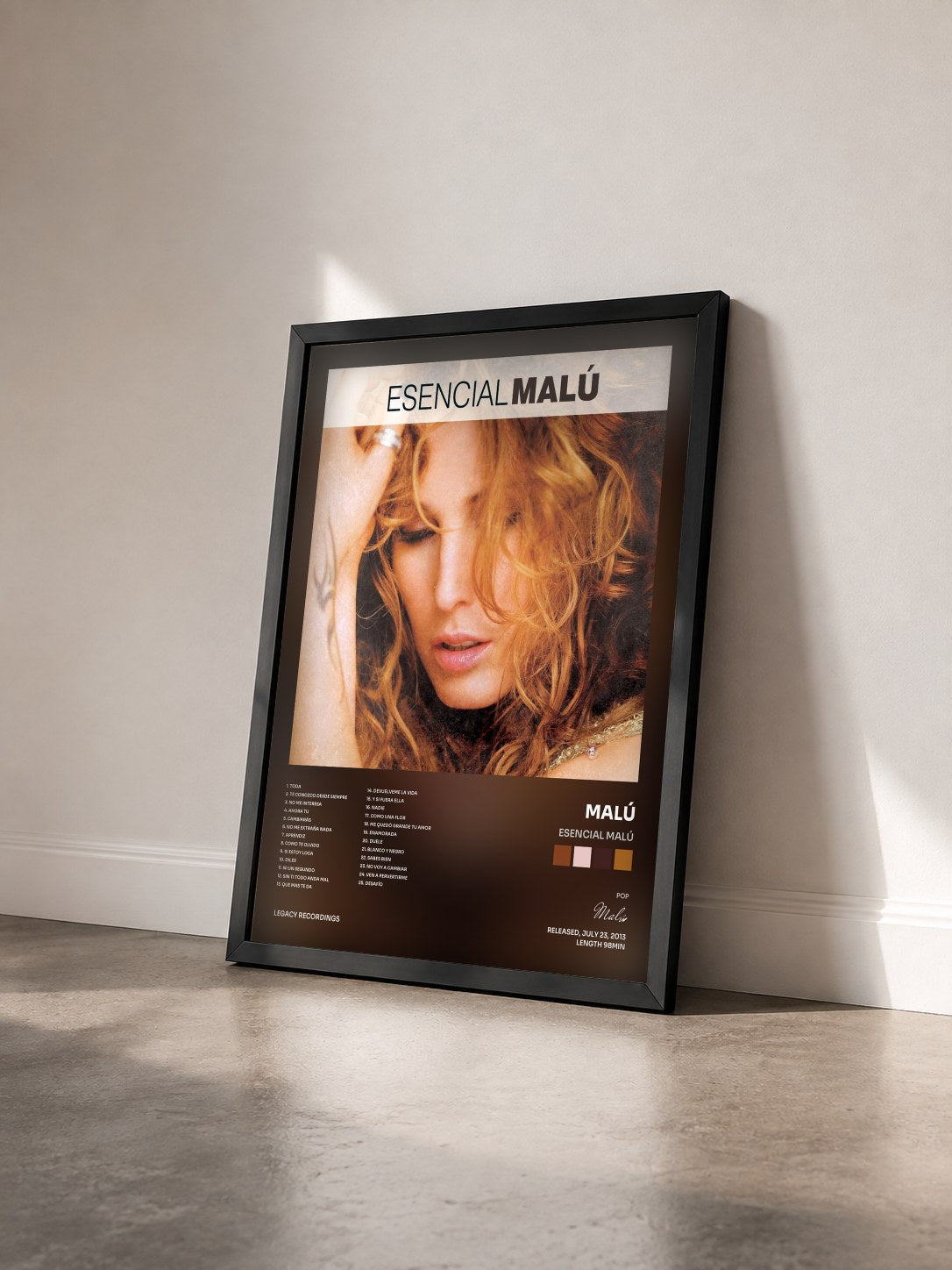 #noir Tableau de l'album Esencial Malú de Malú vu de trois quarts, cadre noir