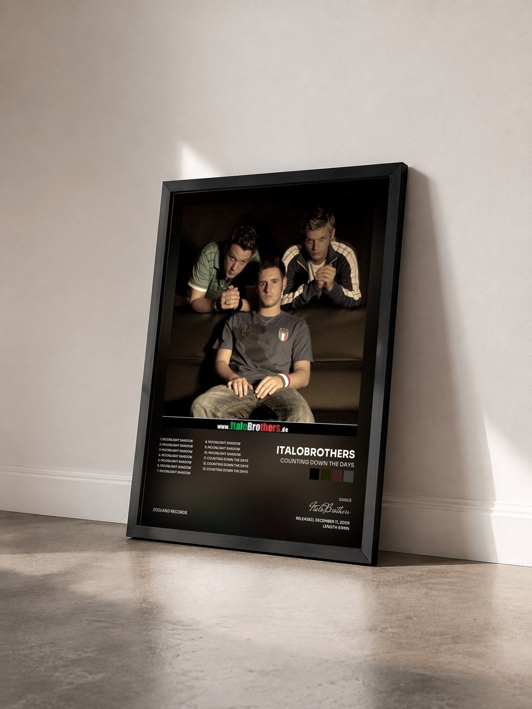 #noir Tableau de l'album Counting Down The Days de ItaloBrothers vu de trois quarts, cadre noir