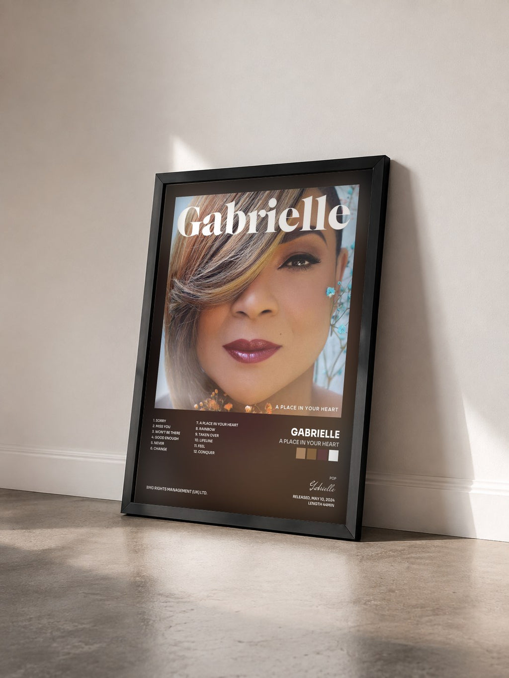 #noir Tableau de l'album A Place In Your Heart de Gabrielle vu de trois quarts, cadre noir