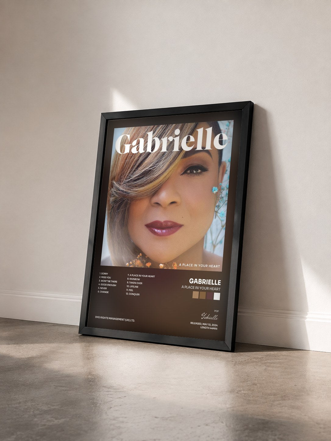 #noir Tableau de l'album A Place In Your Heart de Gabrielle vu de trois quarts, cadre noir