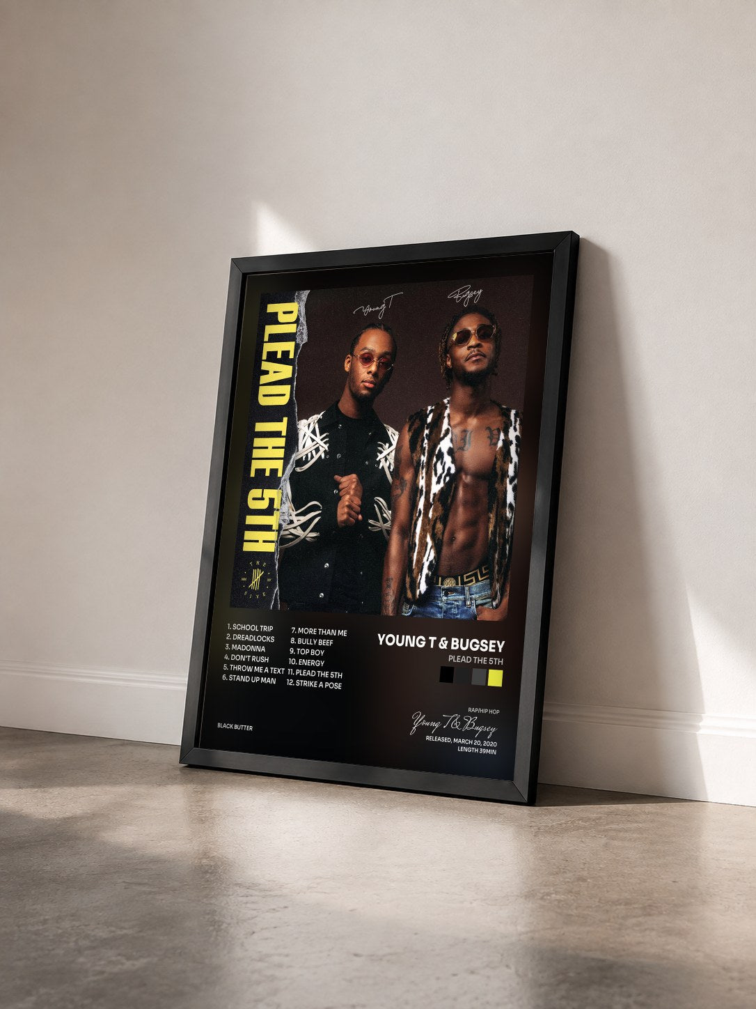 #noir Tableau de l'album Plead The 5th de Young T & Bugsey vu de trois quarts, cadre noir