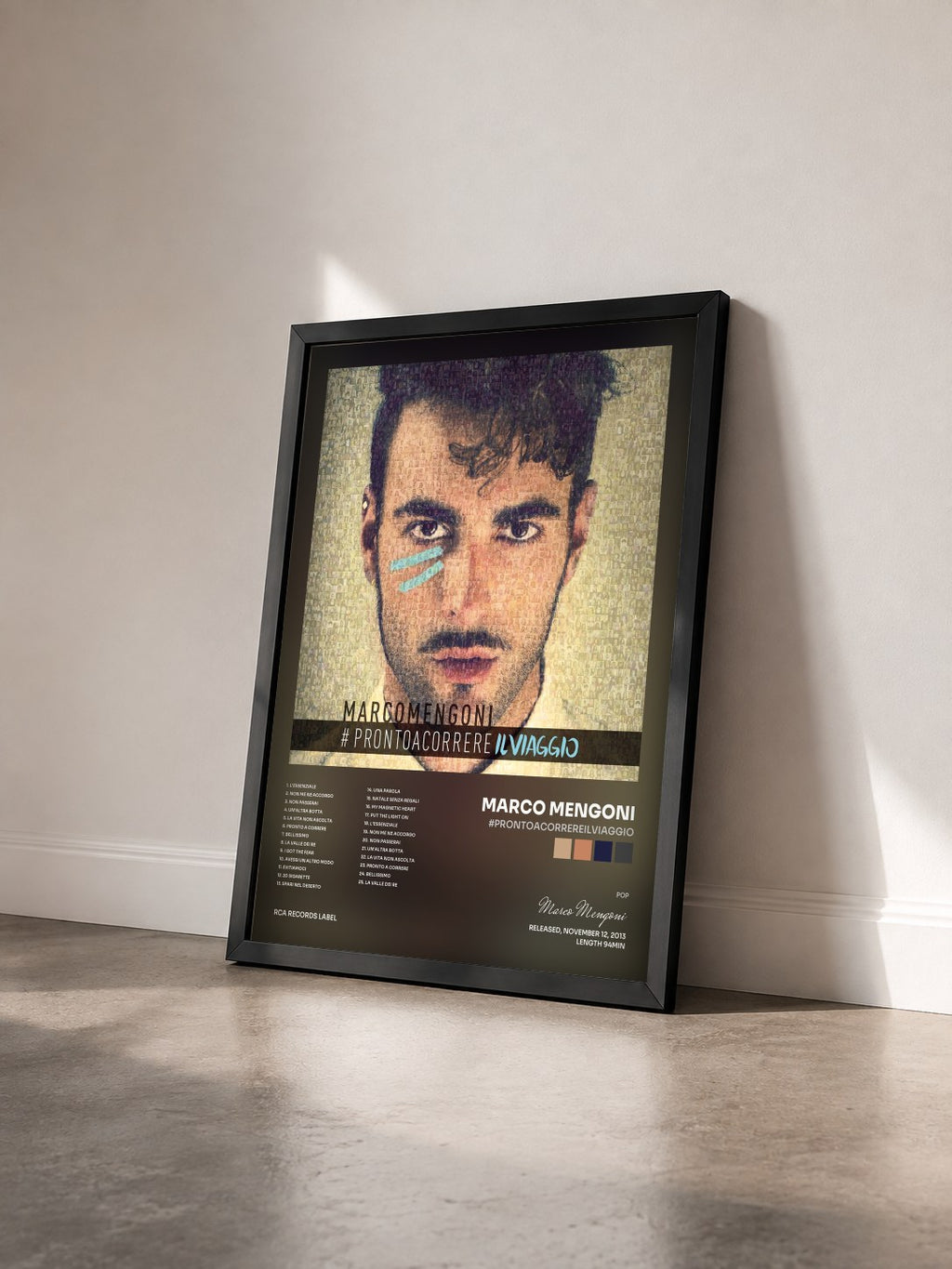 #noir Tableau de l'album #PRONTOACORREREILVIAGGIO de Marco Mengoni vu de trois quarts, cadre noir