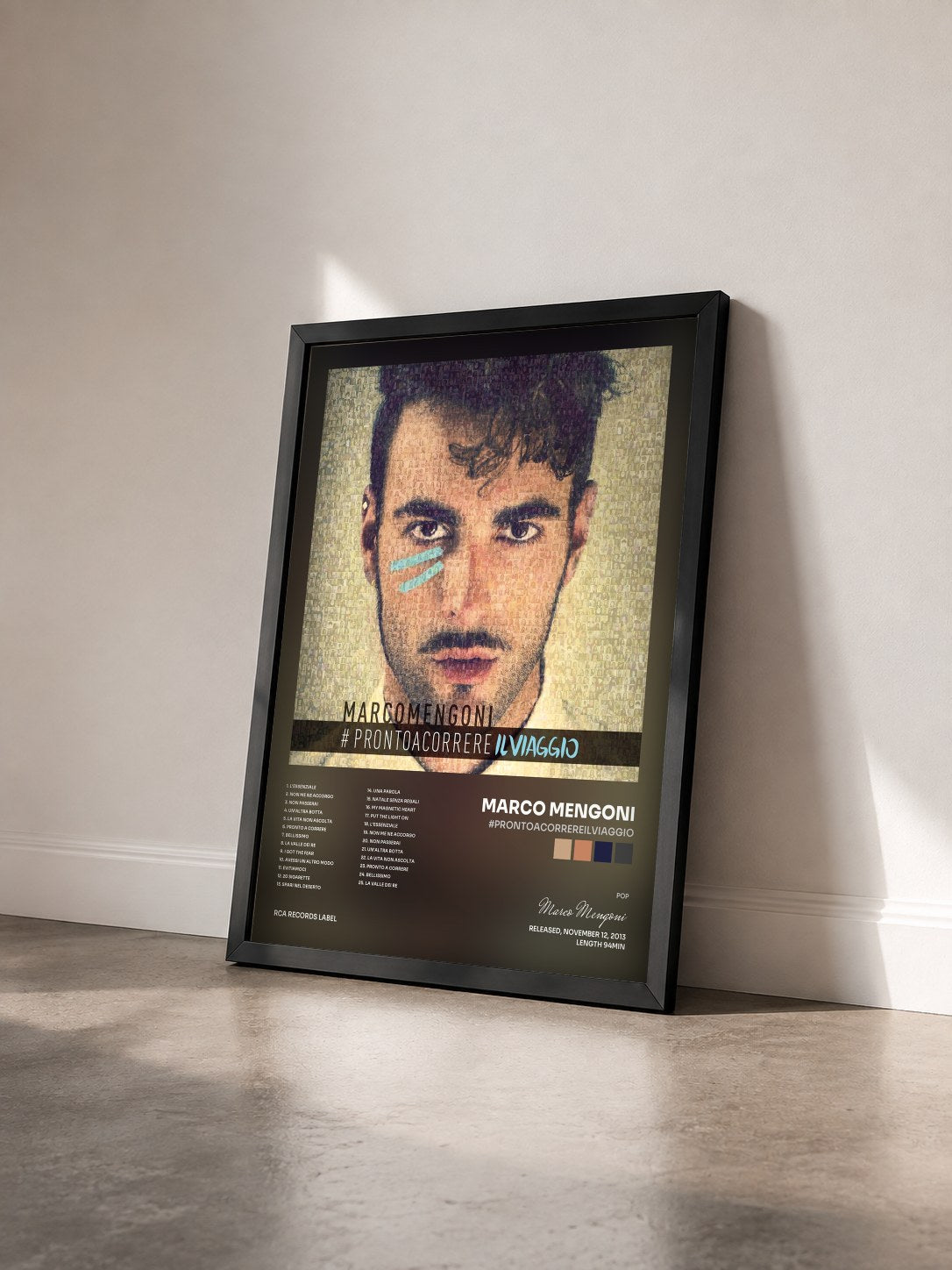 #noir Tableau de l'album #PRONTOACORREREILVIAGGIO de Marco Mengoni vu de trois quarts, cadre noir