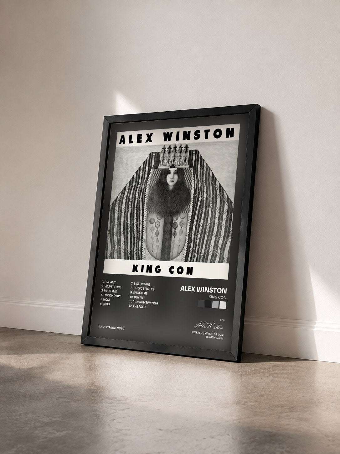 #noir Tableau de l'album King Con de Alex Winston vu de trois quarts, cadre noir