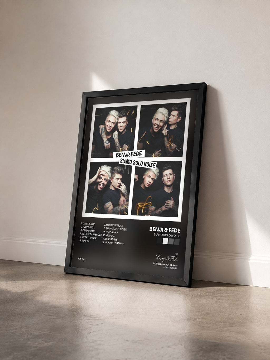 #noir Tableau de l'album Siamo solo noise de Benji & Fede vu de trois quarts, cadre noir