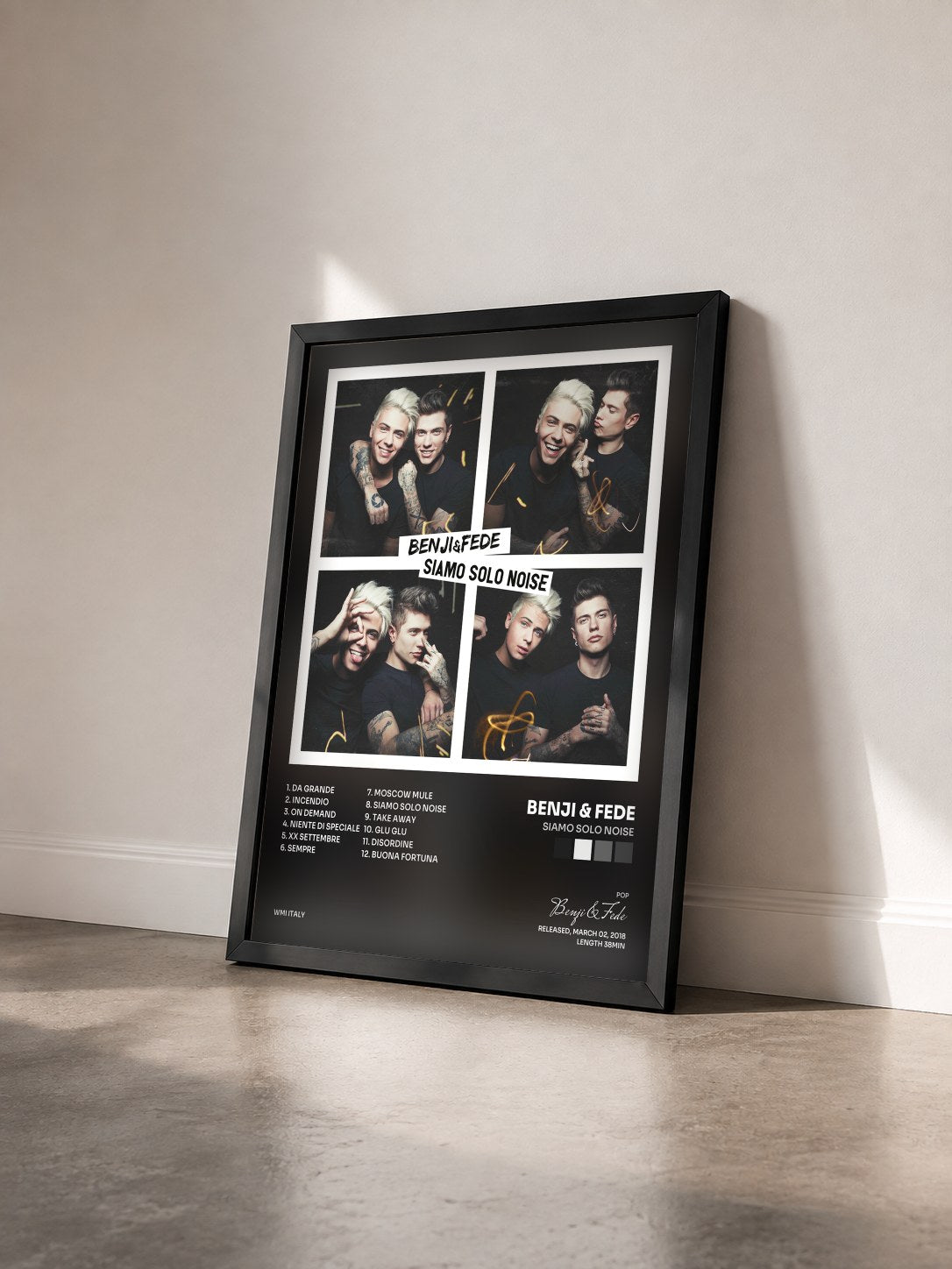 #noir Tableau de l'album Siamo solo noise de Benji & Fede vu de trois quarts, cadre noir