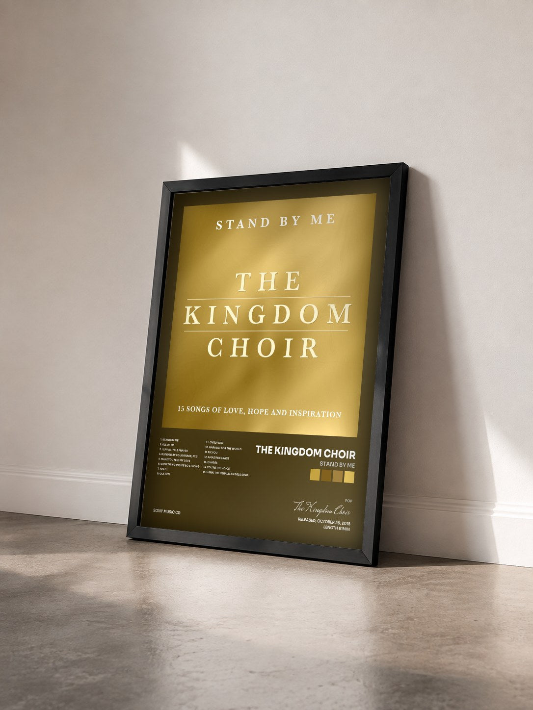 #noir Tableau de l'album Stand By Me de The Kingdom Choir vu de trois quarts, cadre noir