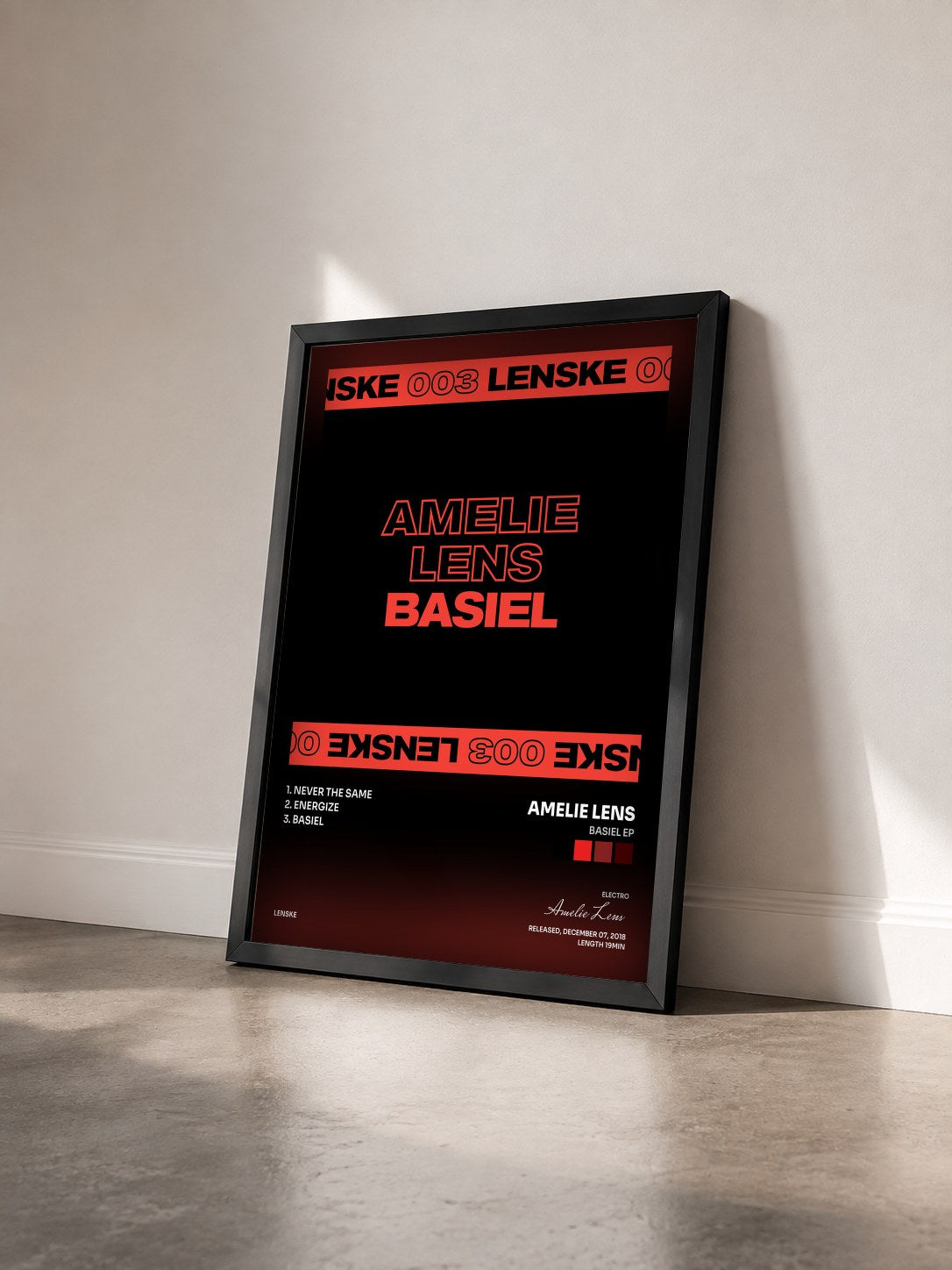 #noir Tableau de l'album Basiel EP de Amelie Lens vu de trois quarts, cadre noir