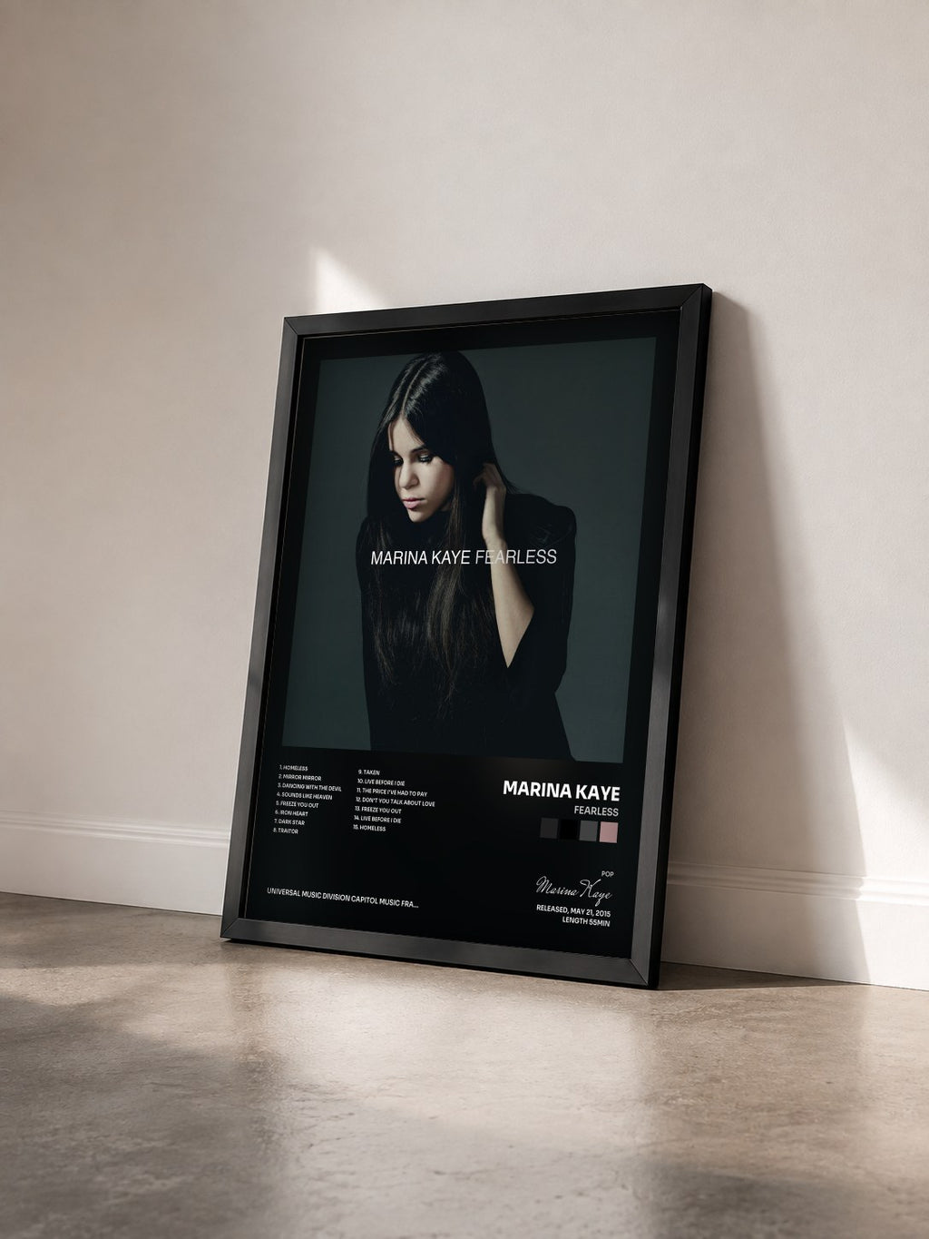 #noir Tableau de l'album Fearless de Marina Kaye vu de trois quarts, cadre noir