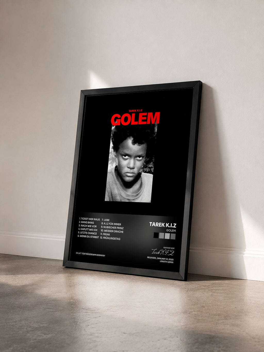 #noir Tableau de l'album Golem de Tarek K.I.Z vu de trois quarts, cadre noir