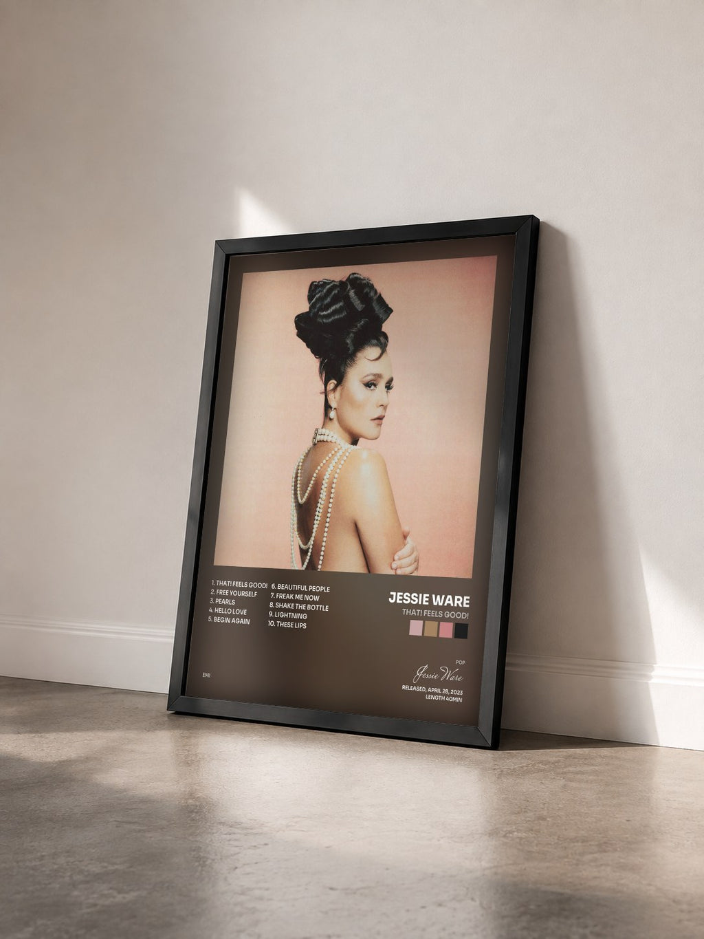#noir Tableau de l'album That! Feels Good! de Jessie Ware vu de trois quarts, cadre noir