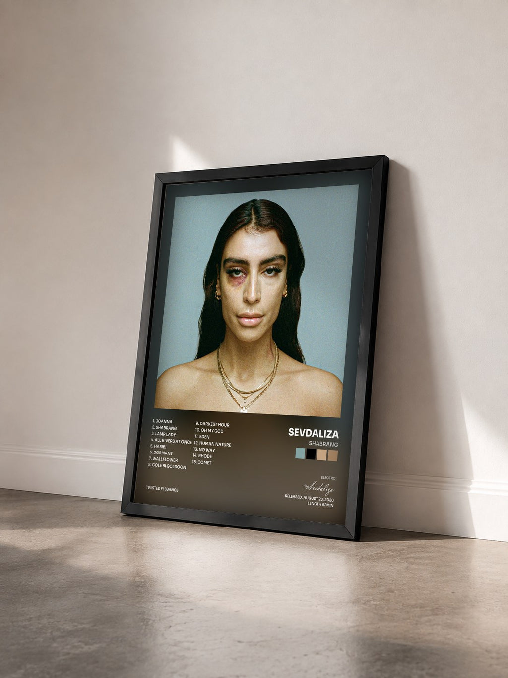 #noir Tableau de l'album Shabrang de Sevdaliza vu de trois quarts, cadre noir