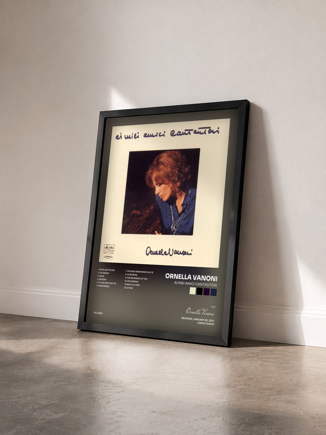 #noir Tableau de l'album Ai Miei Amici Cantautori de Ornella Vanoni vu de trois quarts, cadre noir