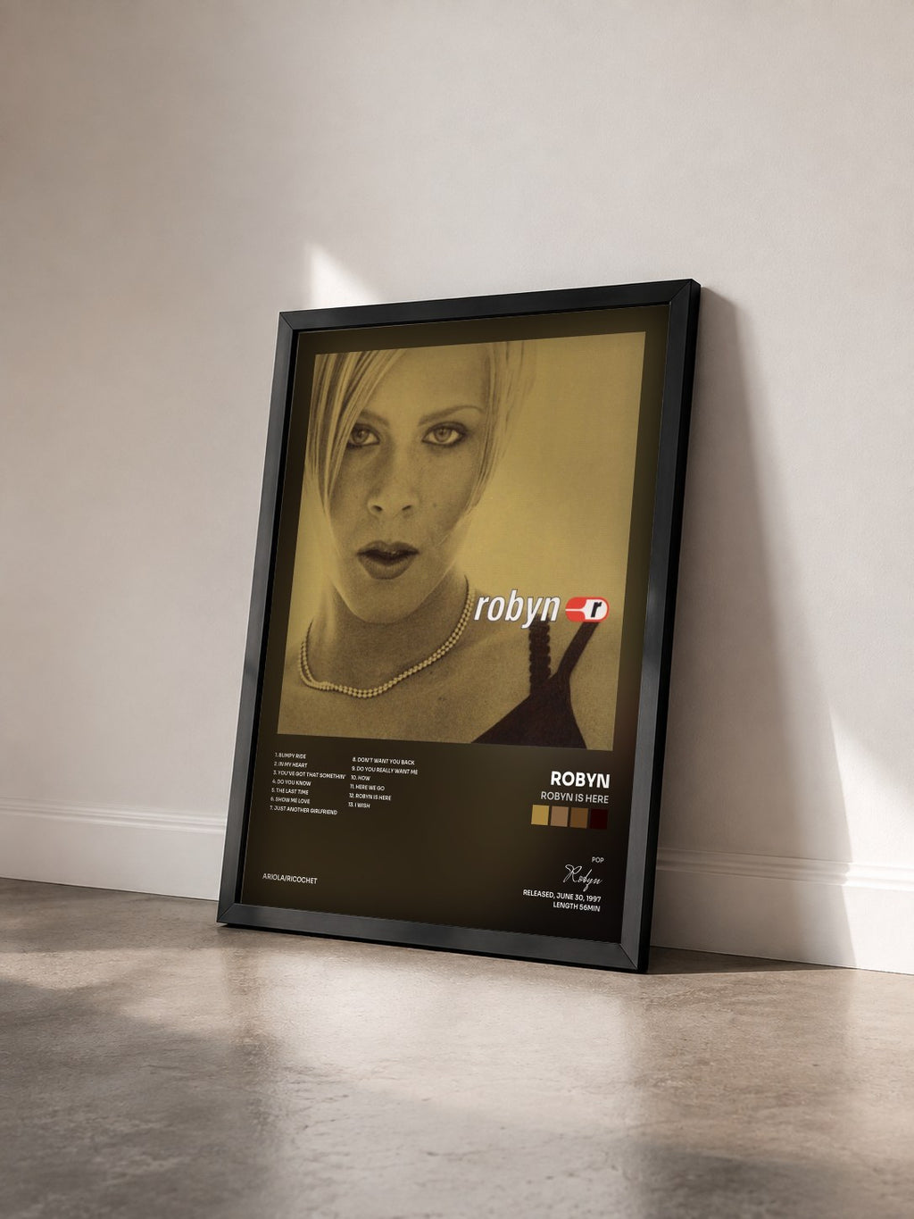 #noir Tableau de l'album Robyn Is Here de Robyn vu de trois quarts, cadre noir