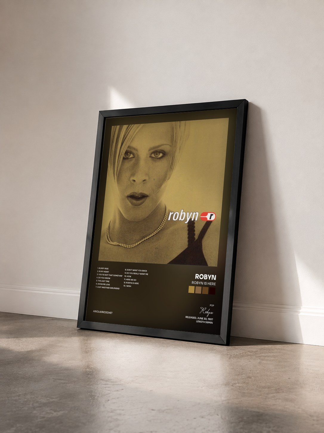 #noir Tableau de l'album Robyn Is Here de Robyn vu de trois quarts, cadre noir