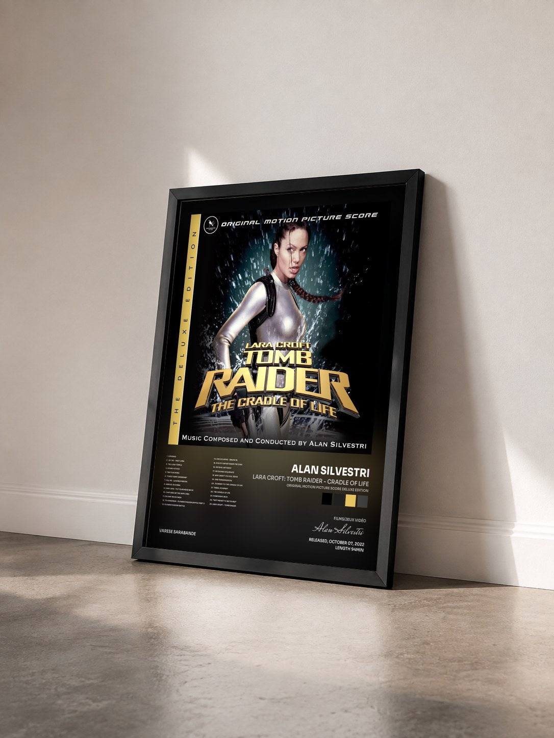 #noir Tableau de l'album Lara Croft: Tomb Raider - Cradle Of Life (Original Motion Picture Score Deluxe Edition) de Alan Silvestri vu de trois quarts, cadre noir