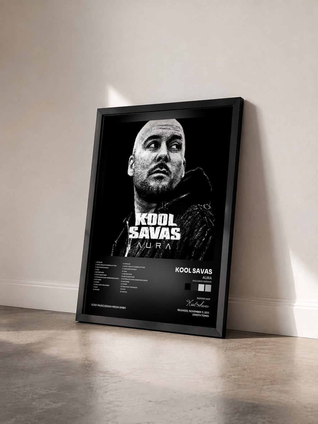 #noir Tableau de l'album Aura (Exclusive Version) de Kool Savas vu de trois quarts, cadre noir