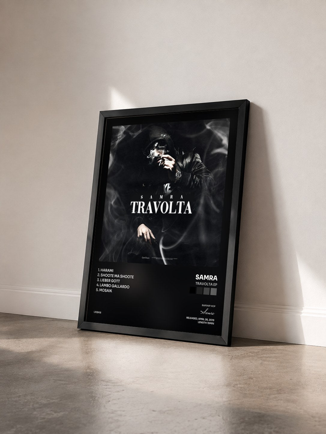 #noir Tableau de l'album Travolta EP de Samra vu de trois quarts, cadre noir