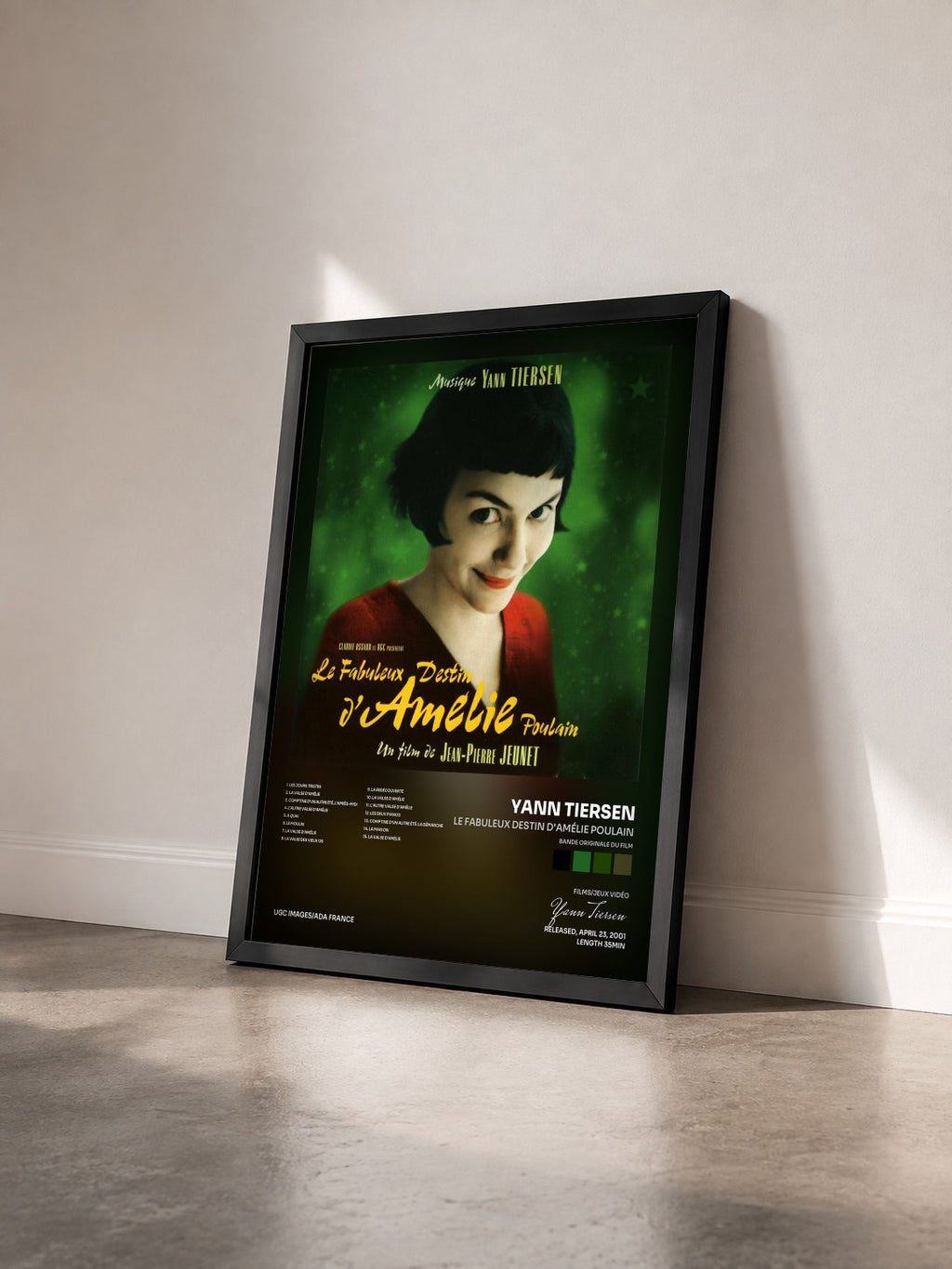 #noir Le Fabuleux destin d'Amélie Poulain (Bande originale du film) von Yann Tiersen als gerahmter Kunstdruck von schräg gesehen, schwarzer Rahmen