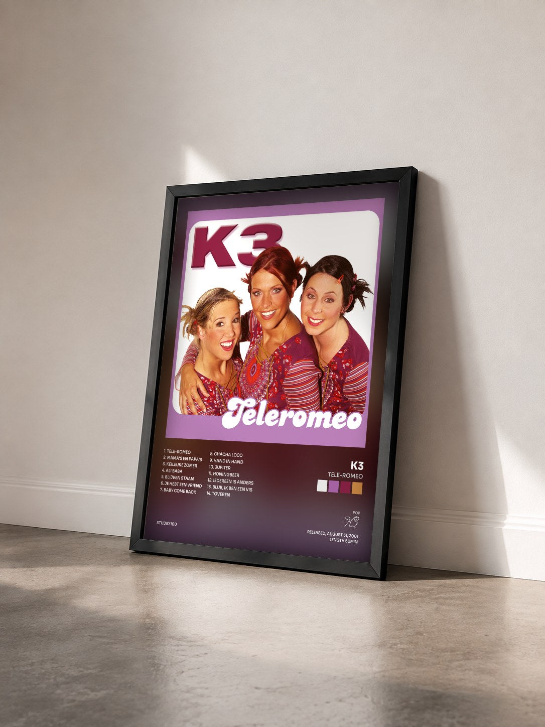 #noir Tableau de l'album Tele-Romeo de K3 vu de trois quarts, cadre noir