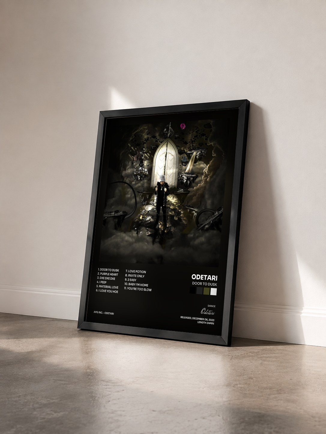 #noir Tableau de l'album DOOR TO DUSK de Odetari vu de trois quarts, cadre noir