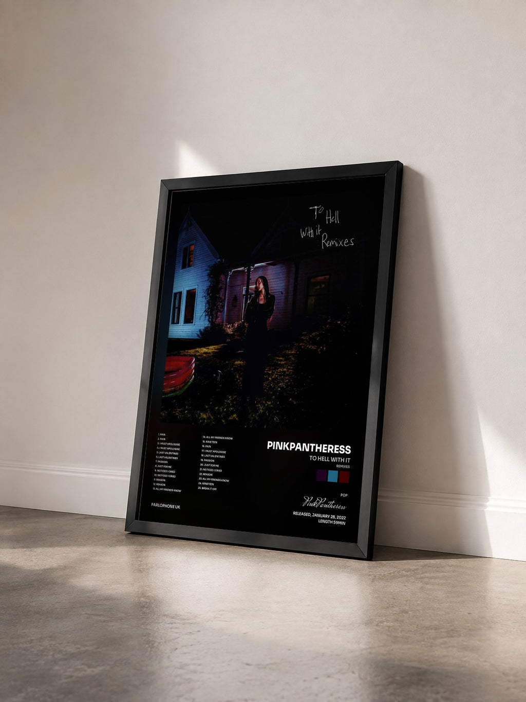#noir Tableau de l'album to hell with it (Remixes) de PinkPantheress vu de trois quarts, cadre noir