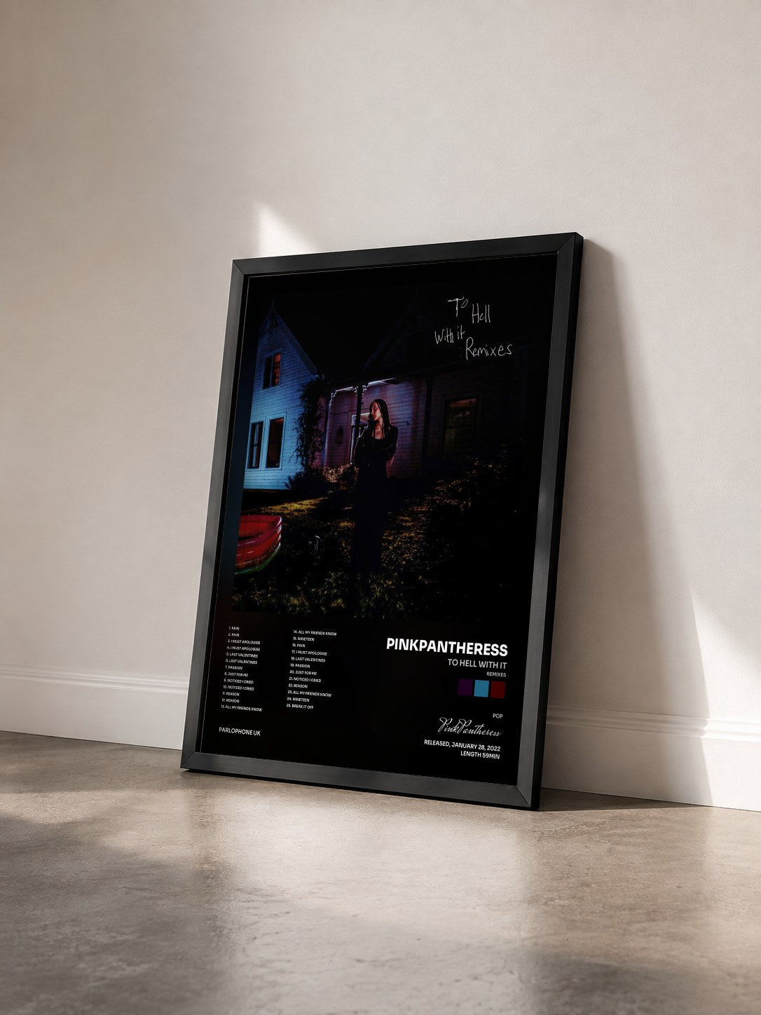 #noir Tableau de l'album to hell with it (Remixes) de PinkPantheress vu de trois quarts, cadre noir