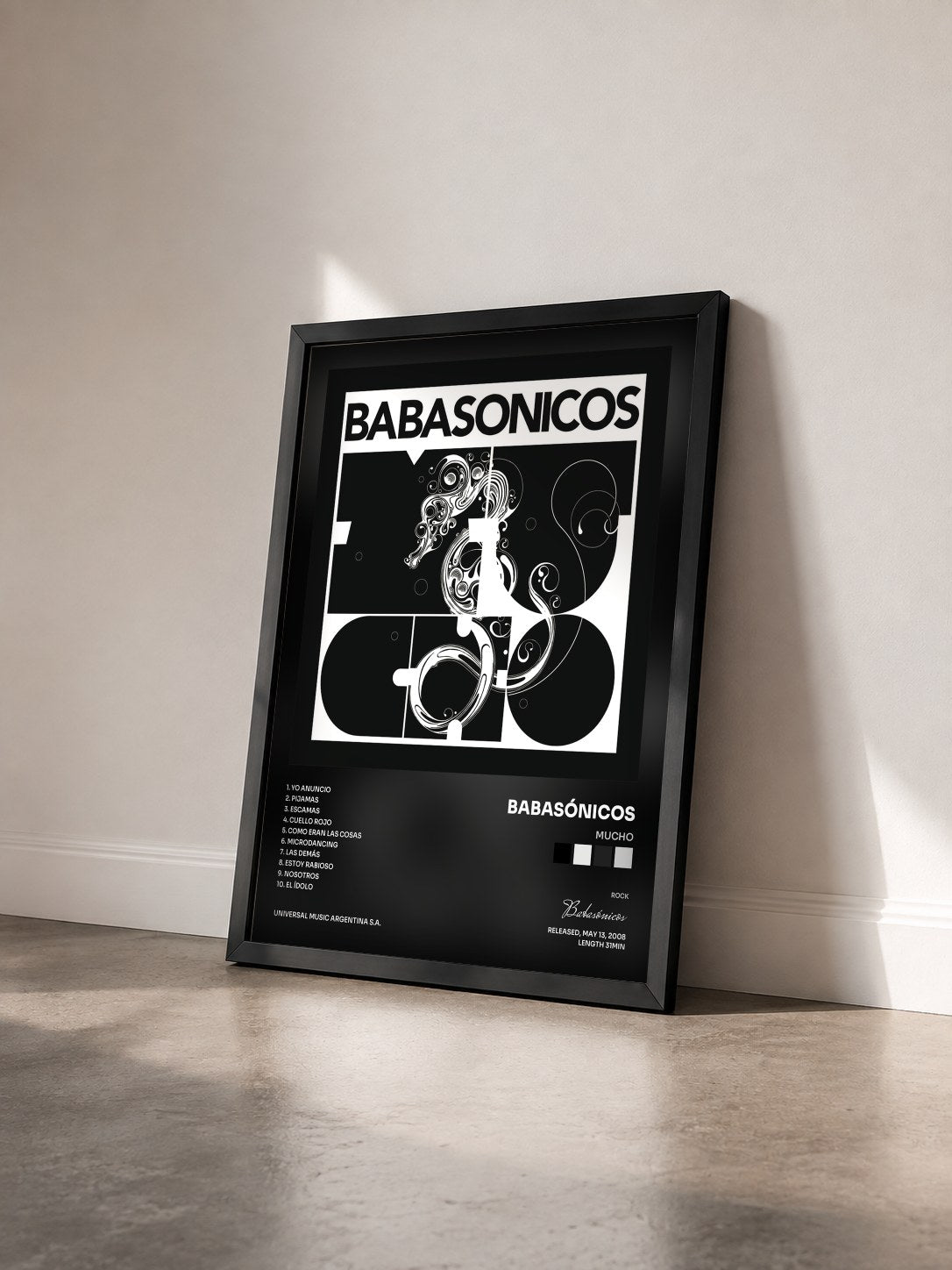 #noir Tableau de l'album Mucho de Babasónicos vu de trois quarts, cadre noir