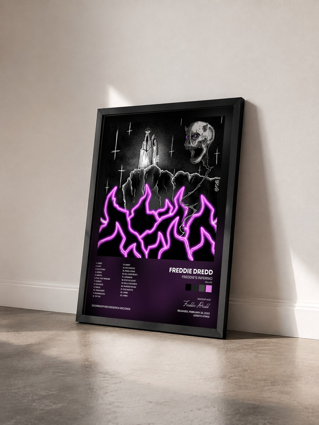 #noir Tableau de l'album Freddie's Inferno (Deluxe) de Freddie Dredd vu de trois quarts, cadre noir