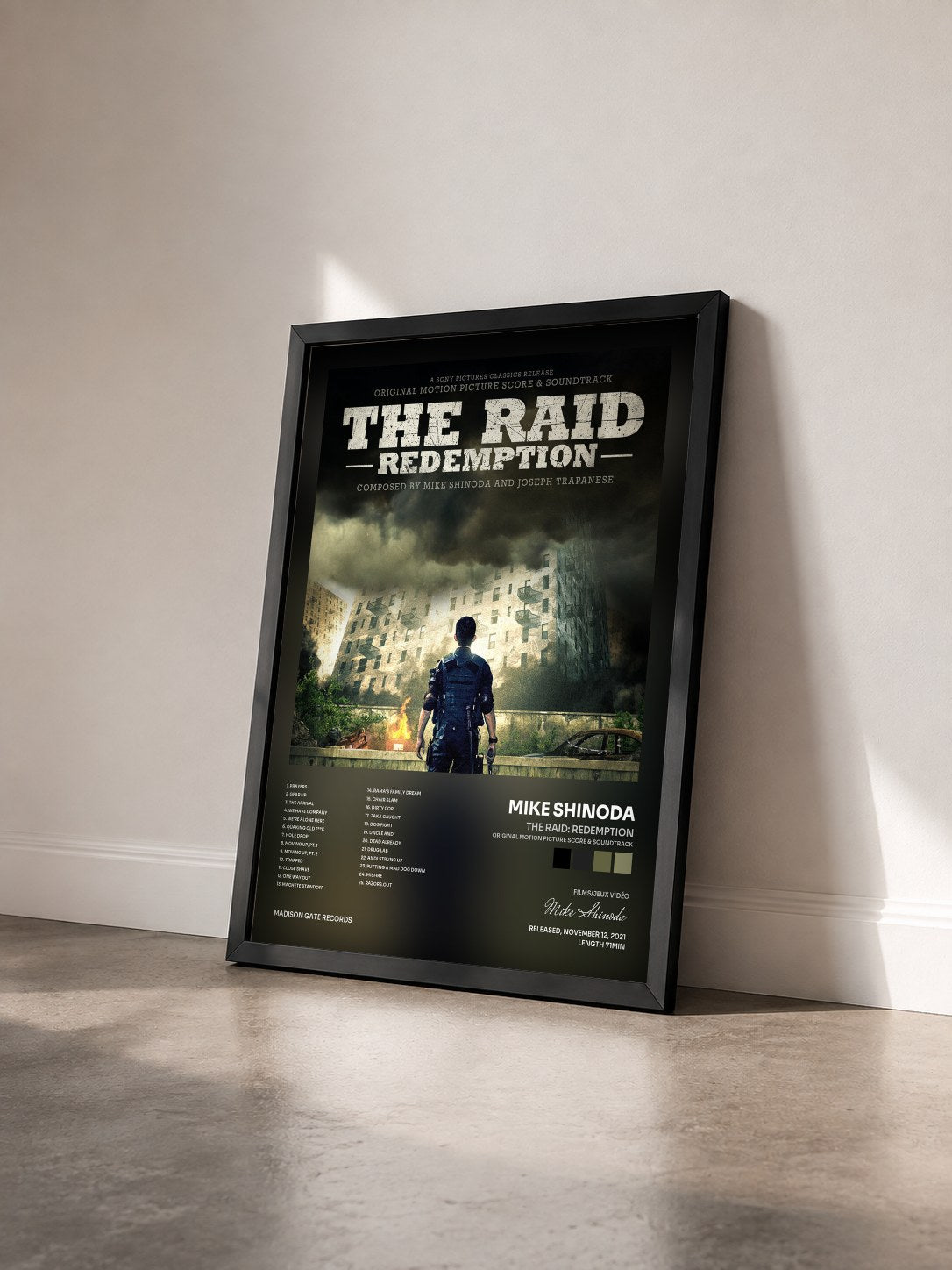 #noir Tableau de l'album The Raid: Redemption (Original Motion Picture Score & Soundtrack) de Mike Shinoda vu de trois quarts, cadre noir