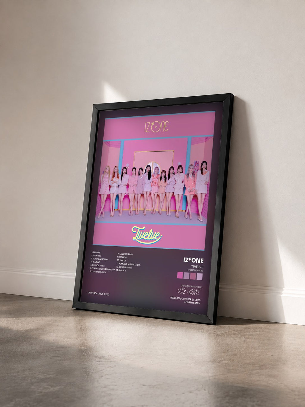 #noir Tableau de l'album Twelve (Special Edition) de IZ*ONE vu de trois quarts, cadre noir