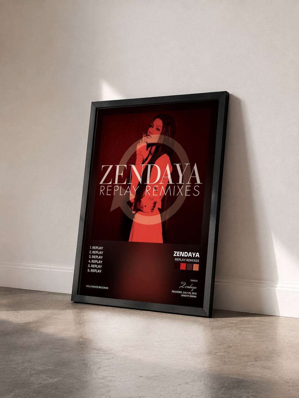 #noir Tableau de l'album Replay Remixes de Zendaya vu de trois quarts, cadre noir