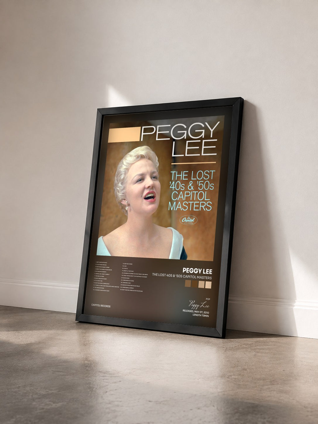 #noir Tableau de l'album The Lost 40s & '50s Capitol Masters de Peggy Lee vu de trois quarts, cadre noir