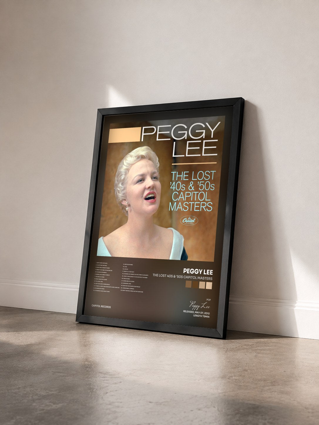 #noir Tableau de l'album The Lost 40s & '50s Capitol Masters de Peggy Lee vu de trois quarts, cadre noir