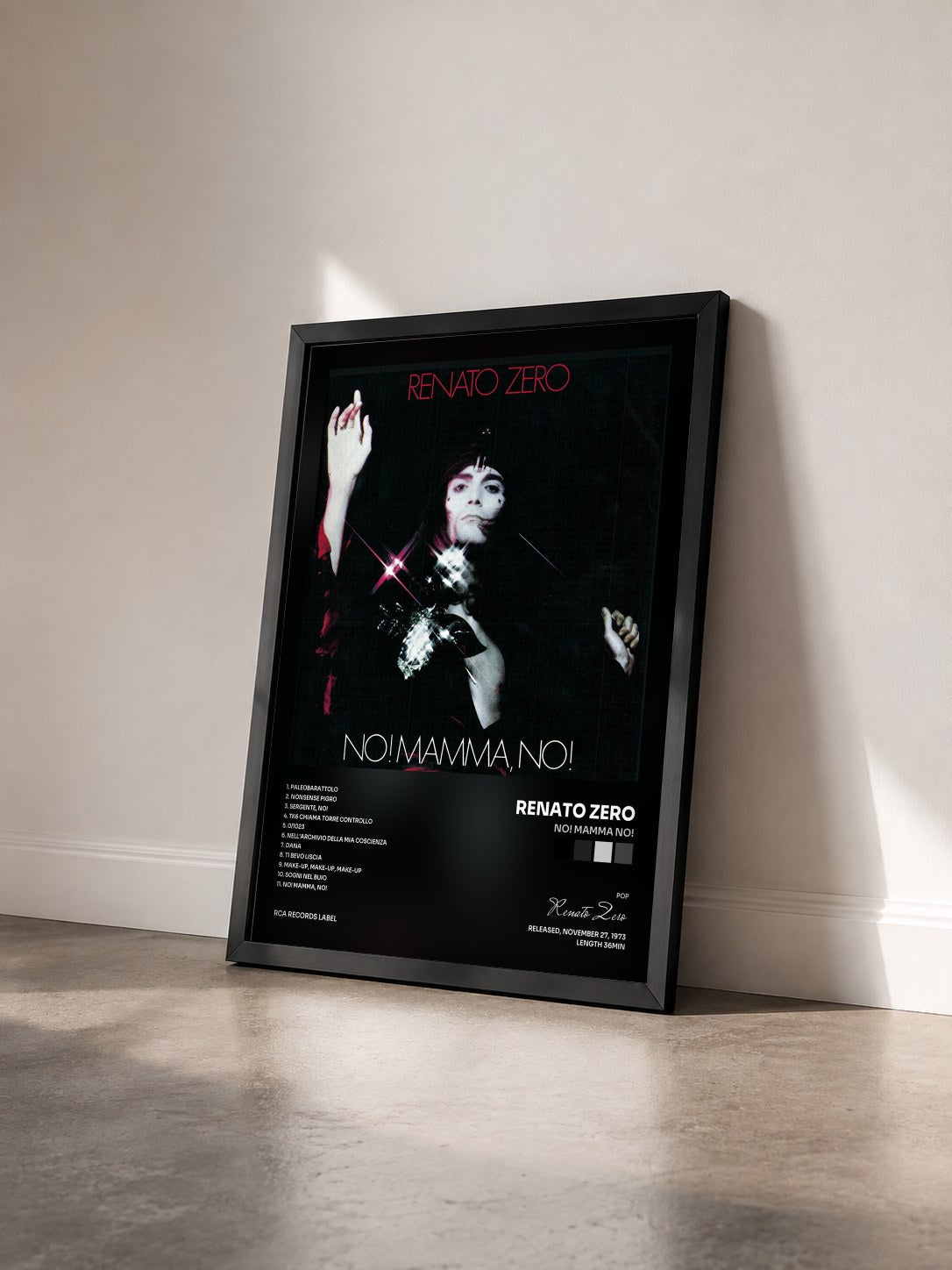 #noir Tableau de l'album No! Mamma No! de Renato Zero vu de trois quarts, cadre noir