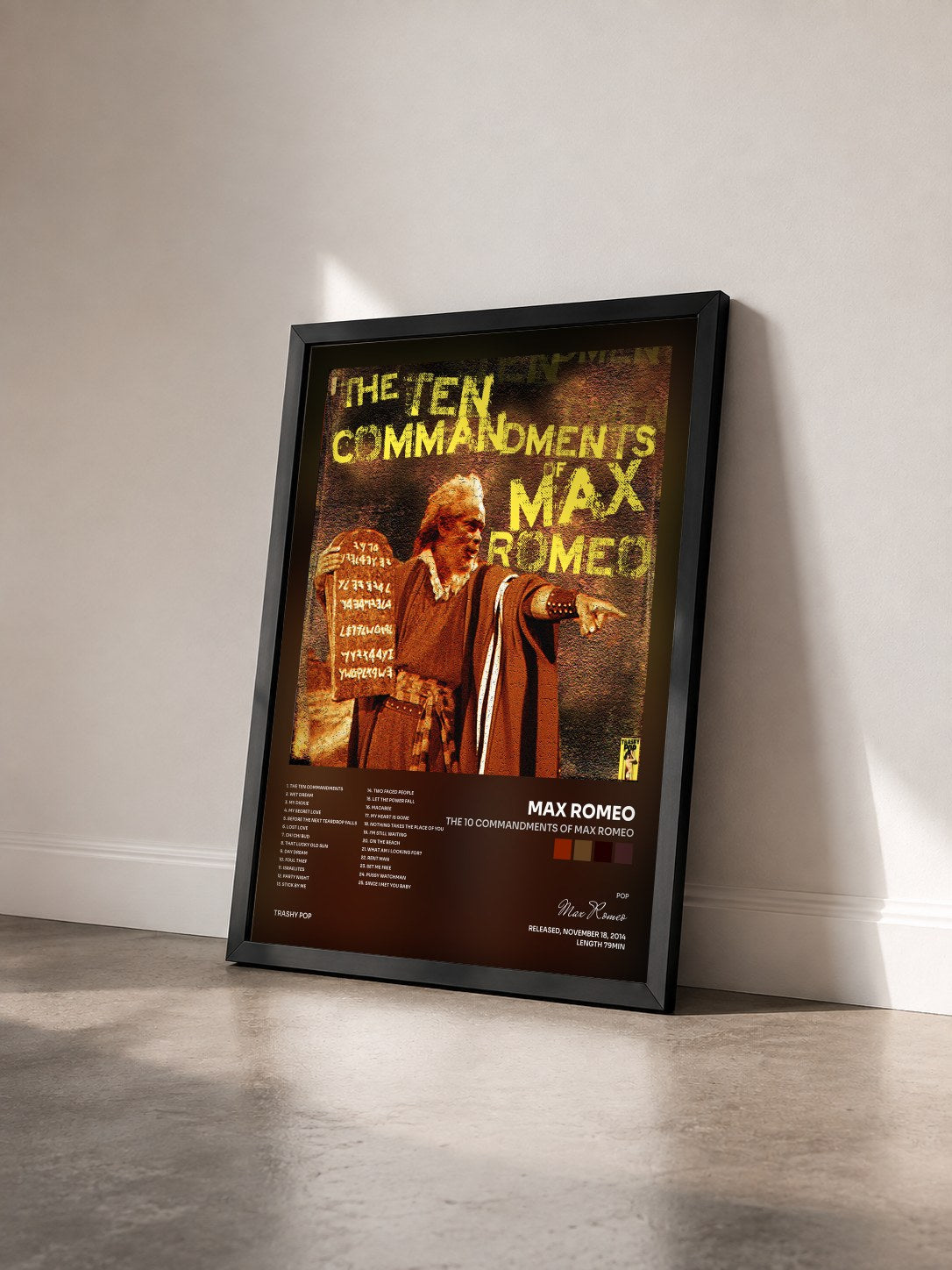 #noir Tableau de l'album The 10 Commandments of Max Romeo de Max Romeo vu de trois quarts, cadre noir